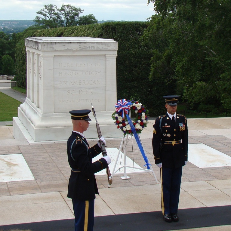 us veterans loves to visit the tomb
